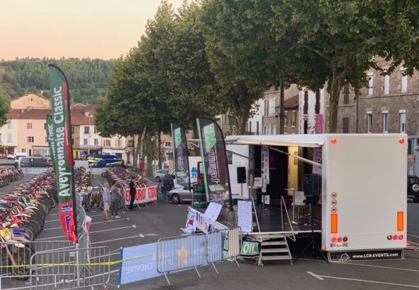 Location camion podium avec écran Led : Devis sur Techni-Contact - location  camion à écran géant LED