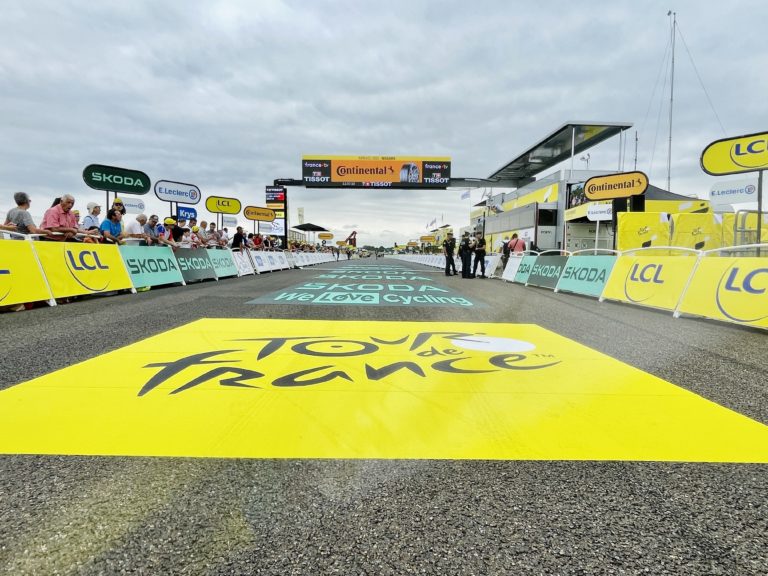 camion portique arche tour de france arche arrivée